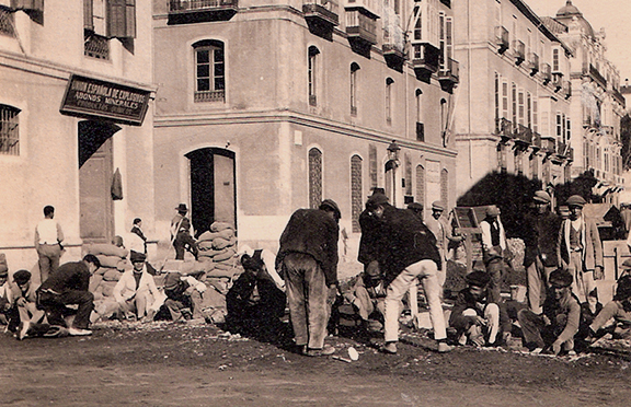 Una cuadrilla de trabajadores trabajando en una zanja para reparar una avería en una calle de Málaga (hacia 1925)